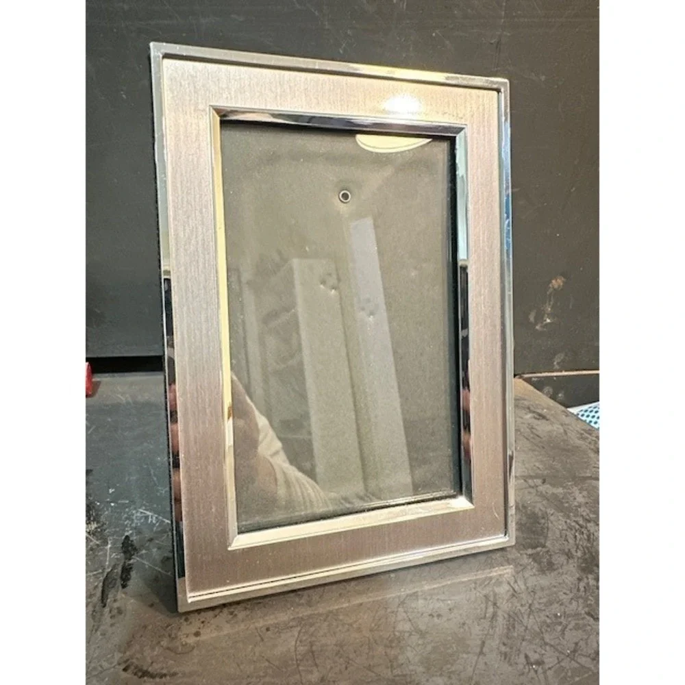 Modern Brushed‎ Silver Tone 4x6 Picture Frame Polished Chrome Edge Tabletop Wall